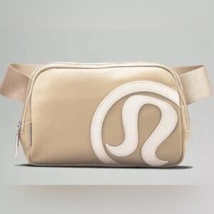 NWT Lululemon Everywhere Unisex Belt Bag Beige/White